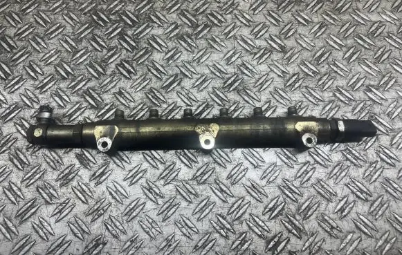 Volvo V70 Fuel main line pipe 8658252