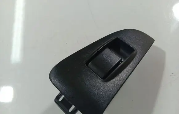 Toyota Avensis T250 Electric window control switch 8657