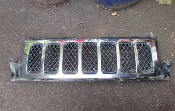 Jeep Grand Cherokee Front bumper upper radiator grill 57010708