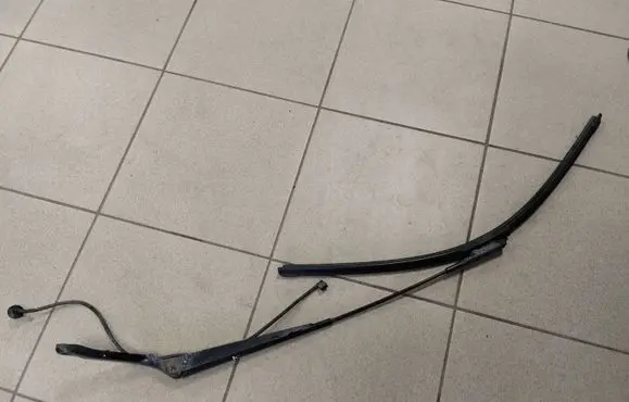 Mercedes-Benz Sprinter W906 Front wiper blade arm A9068200644