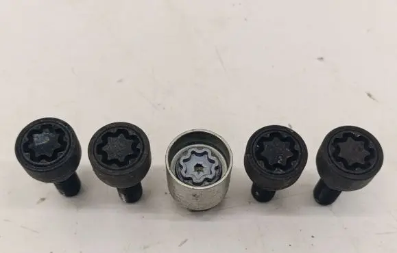 Nissan Juke II F16 Anti-theft wheel nuts and lock 