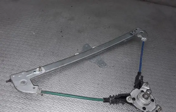 Rear door manual window regulator