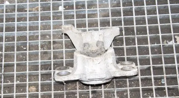 Volvo V60 Engine mount bracket
