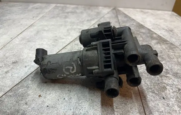 Mercedes-Benz S W220 Coolant heater control valve 2208300084
