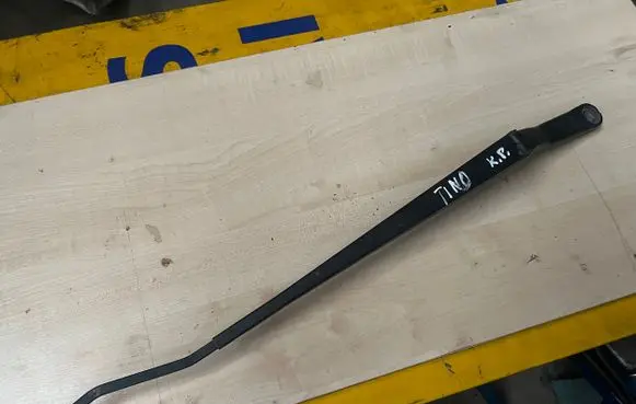 Nissan Almera Tino Front wiper blade arm