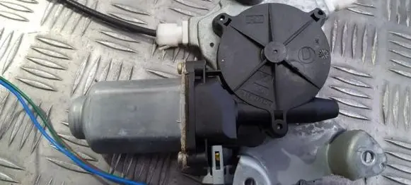 Nissan Almera N16 Front door window regulator motor 400600t7