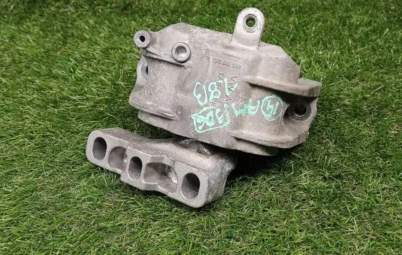 Volkswagen Jetta VI Engine mount bracket 1K0199262AM