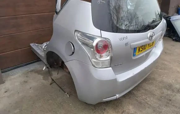 Toyota Verso-S Fender