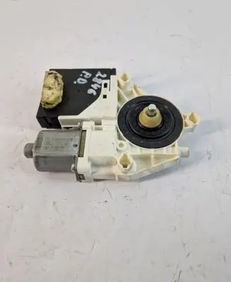 Volkswagen Jetta VI Front door window regulator motor 0130822229