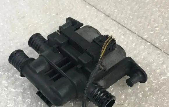 BMW 5 E39 Coolant heater control valve 1147412