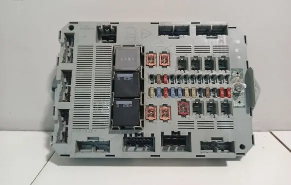 Jaguar XF X250 Fuse module 8X2T14B476BD