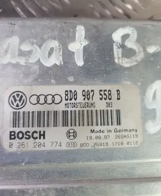 Volkswagen PASSAT B5 Engine control unit/module 8D0907558B 0261204774