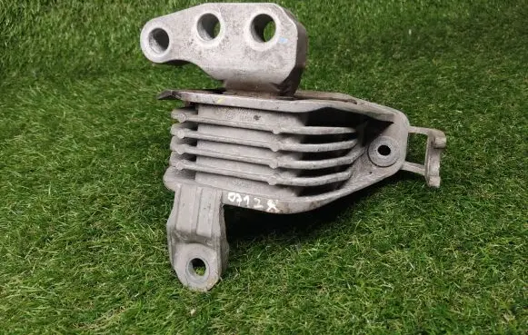 Chevrolet Cruze Engine mount bracket 13284424