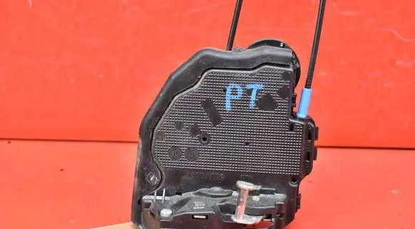 Toyota Auris E180 Rear door lock A084219