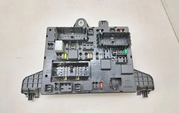 Opel Zafira C Fuse module 13368651