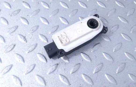 Dacia Sandero III Radiator active air flap actuator 6477R1012