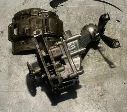 Mercedes-Benz E W124 Oil pump 6051810101 R6051810102 6061810140