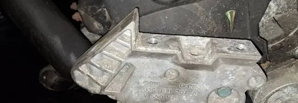 Engine mounting bracket