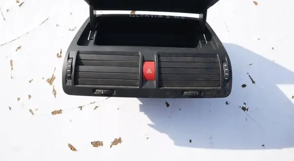 Skoda Octavia Mk2 (1Z) Dash center air vent grill