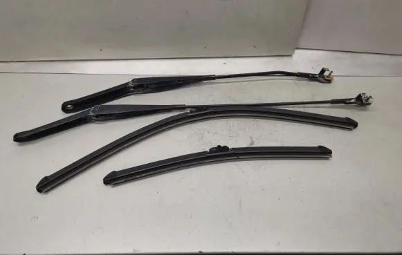 Ford Focus Front wiper blade arm 4M5117526CB 4M5117526AB