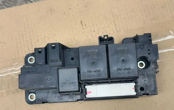 Toyota Auris E180 Relay mounting block G92Z133011