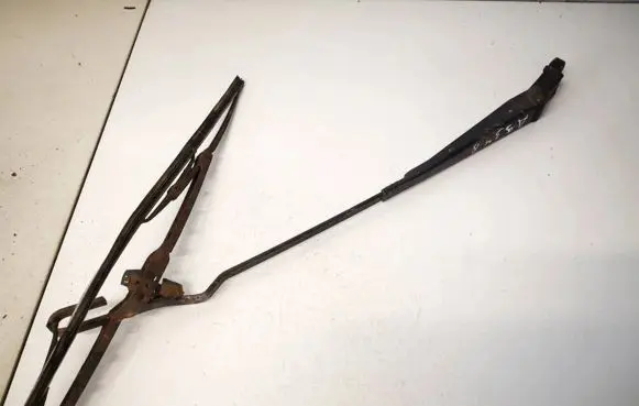 Volkswagen PASSAT B3 Front wiper blade arm 357955410a