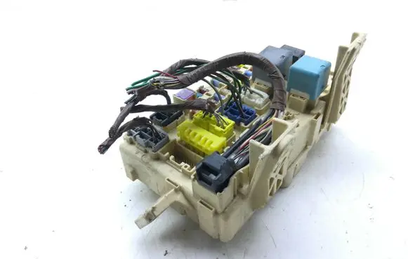 Toyota Avensis T250 Fuse module 82641CA020F