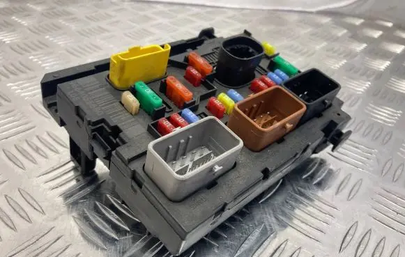 Citroen C4 I Picasso Fuse module 966405568
