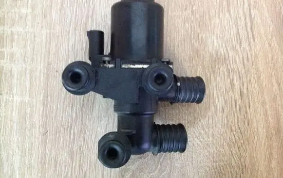 BMW 5 E60 E61 Coolant heater control valve 692022602 1147412174