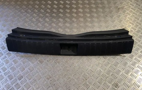 Trunk/boot sill cover protection