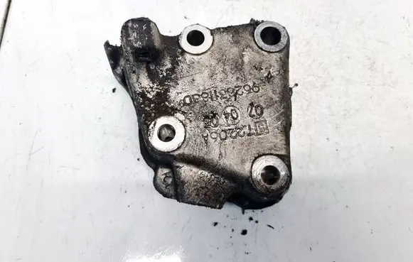 Engine mounting bracket