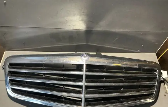 Mercedes-Benz E W212 Front bumper upper radiator grill A2128800583