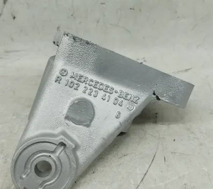 Mercedes-Benz 190 W201 Engine mounting bracket 1022234104 A1022234104 R1022234104
