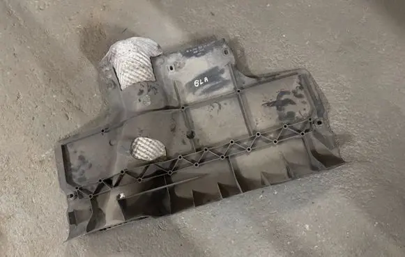 Mercedes-Benz GLA W156 X156 Center/middle under tray cover A2463520391
