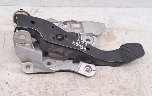 Accelerator throttle pedal