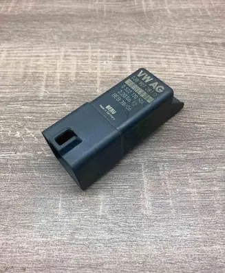 Volkswagen Golf VI Glow plug pre-heat relay 038907281D 0522120504