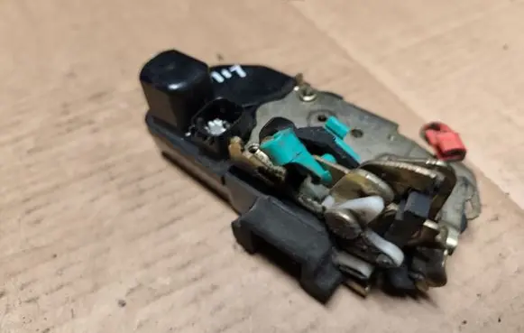 Jeep Cherokee III KJ Rear door lock