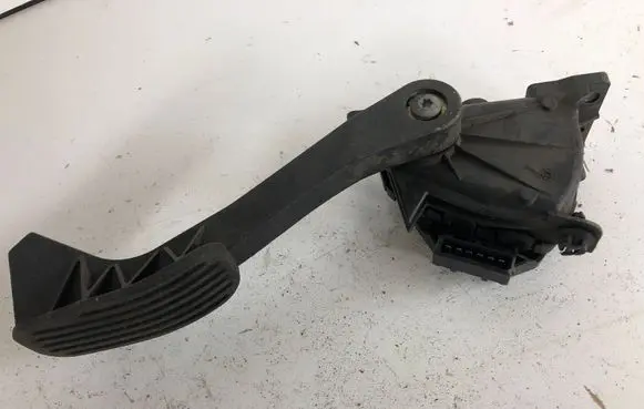 Volvo V70 Accelerator throttle pedal 9209745