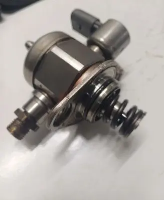 Audi A3 S3 8P Fuel injection high pressure pump 06H127025M