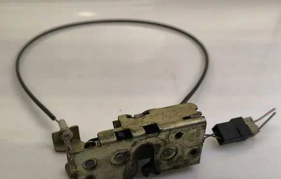 Mercedes-Benz Vito Viano W638 Front door lock A638730 0335 926474