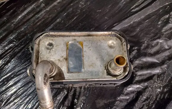 Volvo V70 Engine oil radiator 