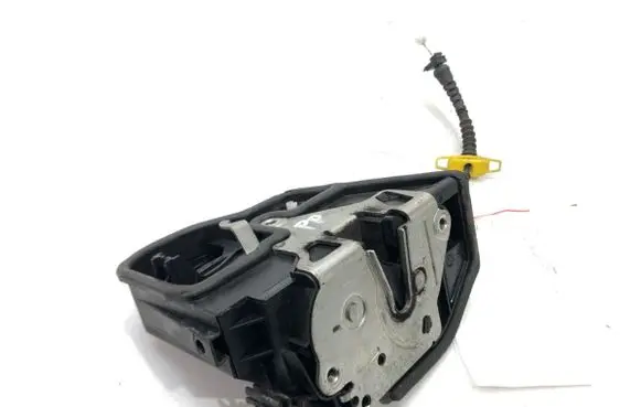 BMW X3 E83 Front door lock 7167074