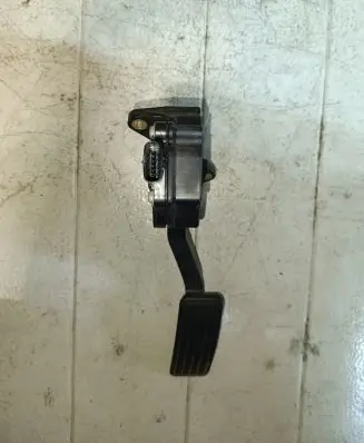 Accelerator throttle pedal