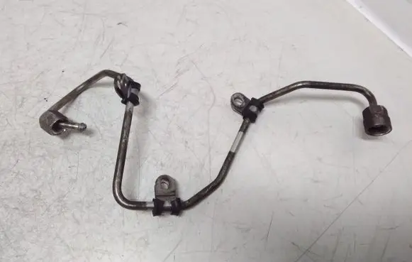 Volkswagen Tiguan Fuel injector supply line/pipe 