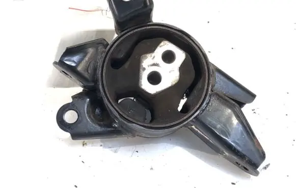 Engine mount vacuum valve