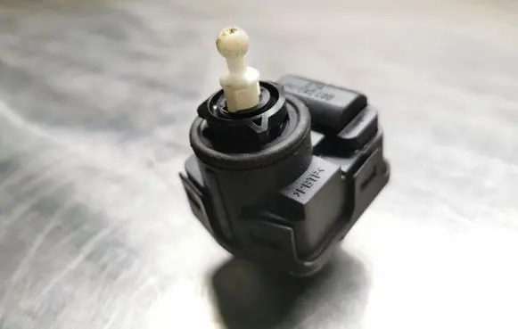 Headlight level adjustment motor