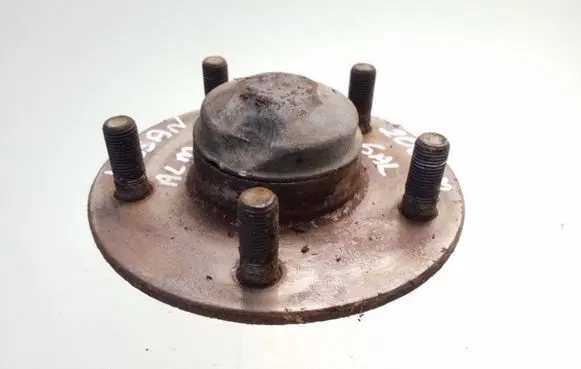 Nissan Almera Tino Rear wheel hub