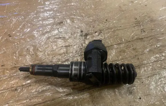 Volkswagen PASSAT B6 Fuel injector 038130073AG