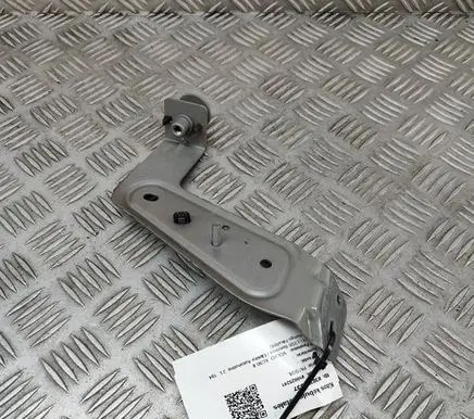 Volvo XC90 Fender mounting bracket 31371011