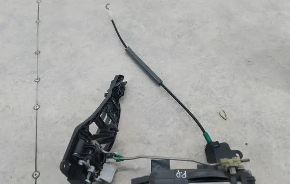 Opel Zafira B Front door lock 13210749